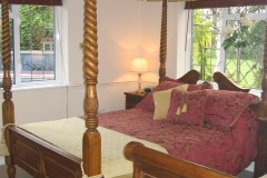 Four-poster-bed
